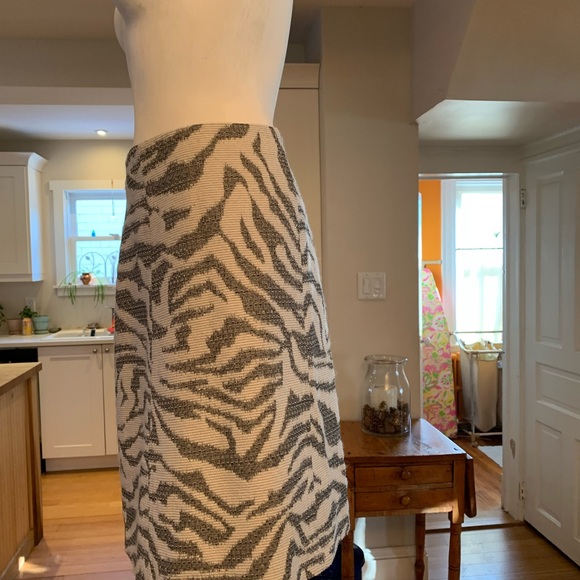 HUGO BOSS Stunning. Size 4. Never worn. NWT skirt. Four season. $125 - Picture 9 of 11